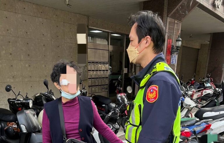 中市警一分局日前助失足跌倒八旬婦就醫。(圖/記者謝榮浤翻攝)