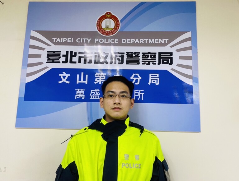 婦人抱幼子向文山第二分局萬盛派出所求援，警員羅虢謙駕駛警車，火速護送母子倆抵達醫院就醫。（記者楊國域翻攝）