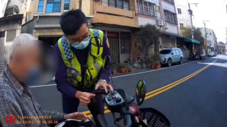 中市警烏日分局烏日派出所日前助電動車沒電92歲蔡姓老翁脫困。(圖/記者謝榮浤翻攝)