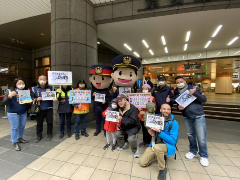 中和警在捷運站宣導防詐。（記者徐煜勝翻攝）