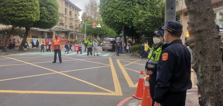 永和分局員警路口保護學童