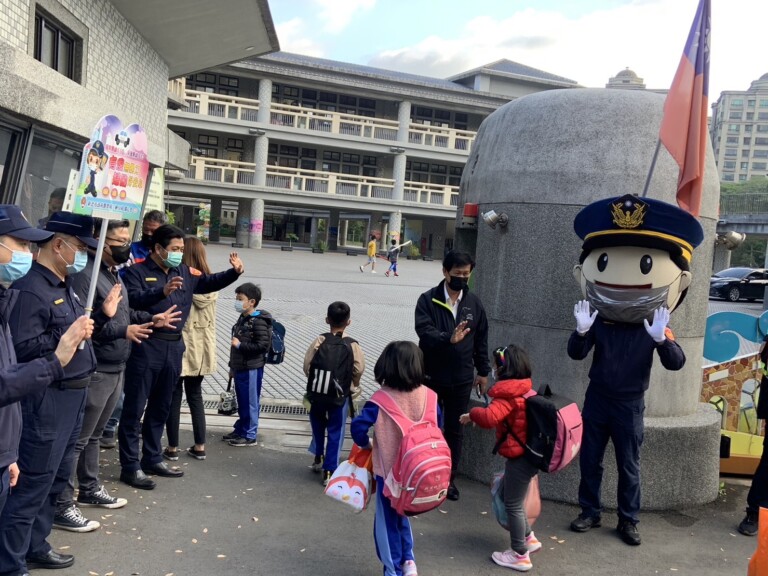 三峽警於校門口守護孩童上學安全。（記者戴昱弘翻攝）