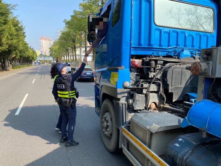 中和警祭出大型地磅強力取締違規大型車輛砂石車。（記者徐煜勝翻攝）