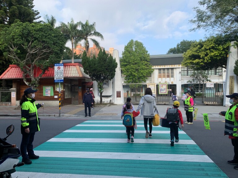 樹林警守護孩童上下學。（記者徐煜勝翻攝）