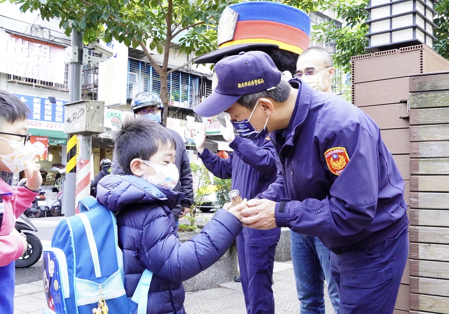 新莊分局長周振安於校門口關心孩童安全。（記者戴昱弘翻攝）