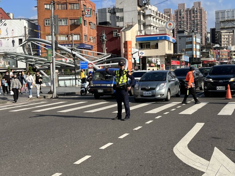 淡水警方於重要路口加強疏運。（記者戴昱弘翻攝)