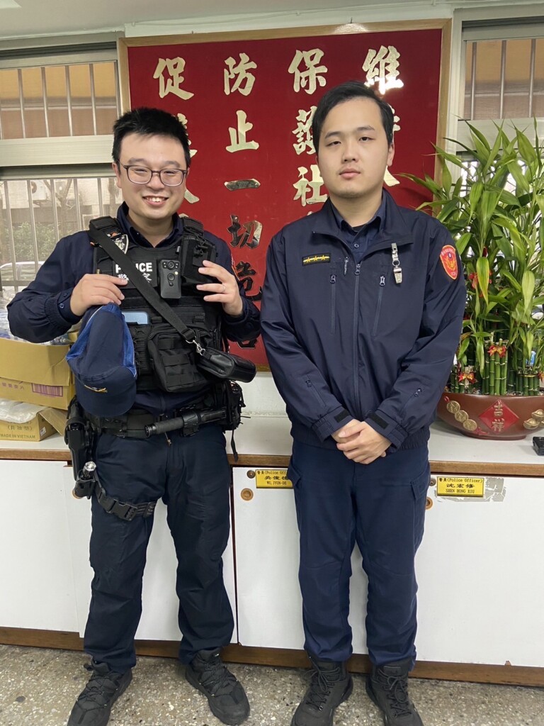 同德派出所暖警李思穎（右）、陳冠全（左）。(記者林艷林翻攝)