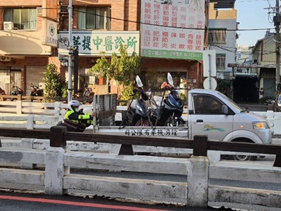 彰化警彰化分局日前助車輛拋錨於地下道民眾脫困，深獲讚賞肯定。(圖/記者謝榮浤翻攝)