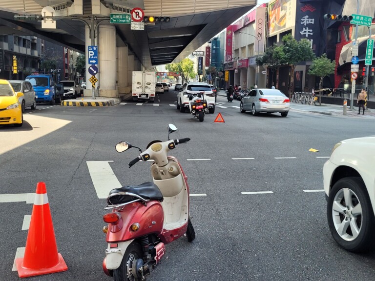 中市警交大第二中隊小隊長李文欽日前協助車禍救護及疏導車流。(圖/記者林㤈輝翻攝)