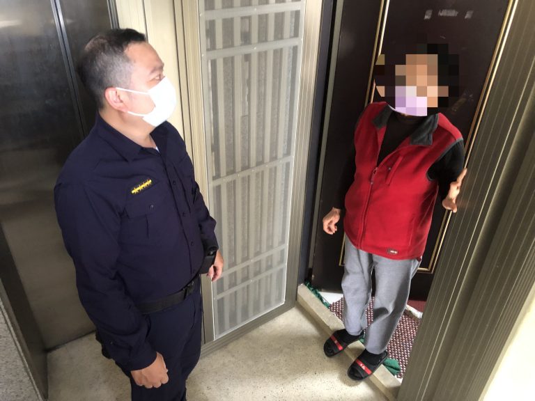 中市警二分局立人派出所見婦孤苦無依，日前主動協助轉介相關社福團體申請補助，讓其困境得以緩解。(圖/記者謝榮浤翻攝)