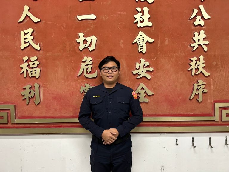 萬芳派出所警員林于禮以警車將老婦載下快速道路，幸未釀成意外。