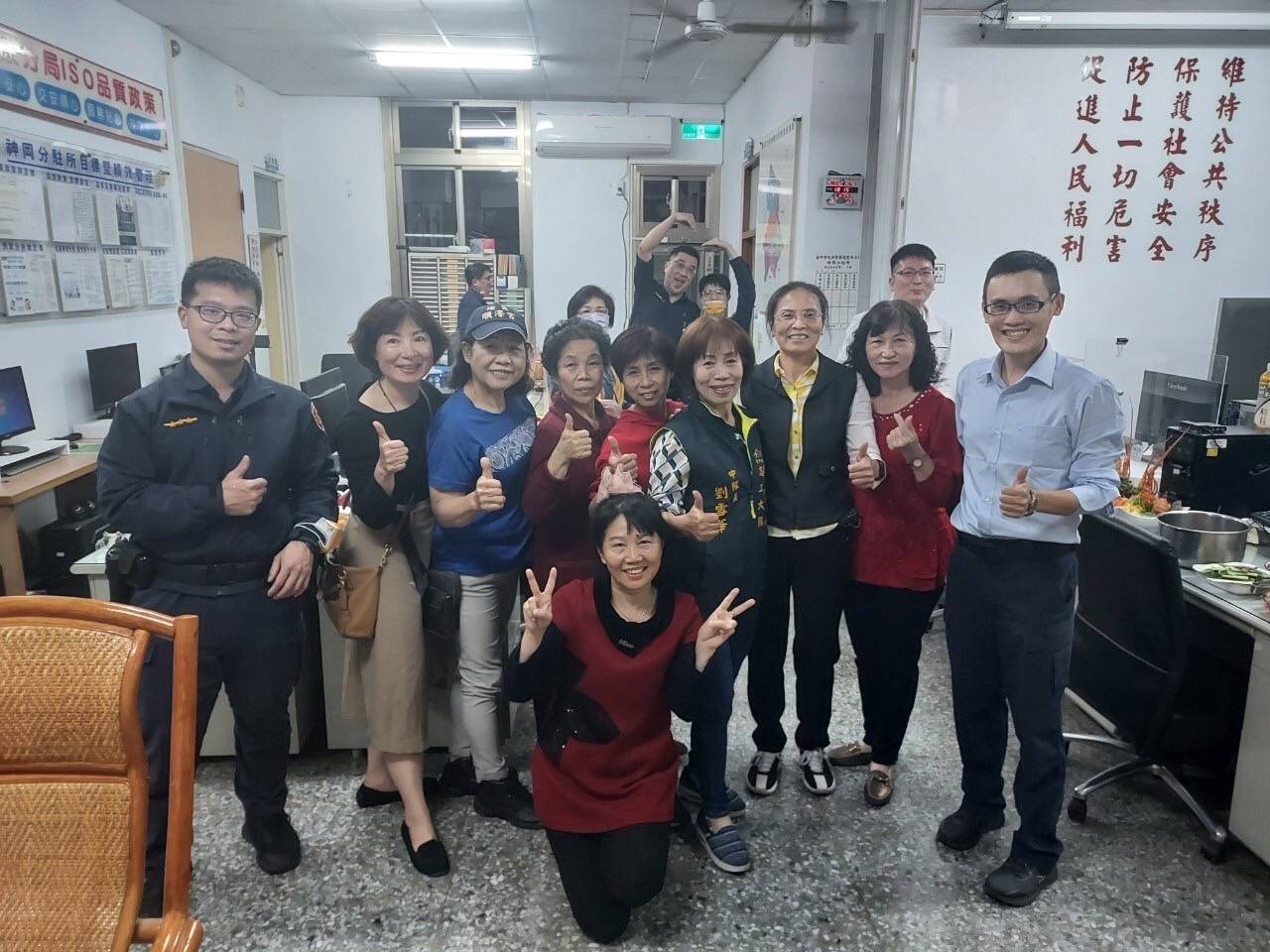 中市警豐原分局神岡分駐所日前舉辦「一人一道菜」聚餐活動。(圖/記者謝榮浤翻攝)