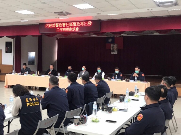 警政署警政委員黃勢清在桃園市警察局副局長蔡鴻義的陪同下訪視蘆竹分局，與分局長陳清華及多位同仁舉行座談會。（記者宋紹誠翻攝）