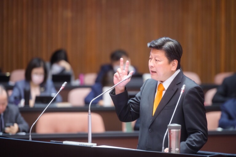 立法委員傅崐萁今日上午對行政院長陳建仁首次施政總質詢。（圖/傅崐萁國會辦公室提供）