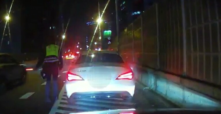 中和警員火速趕往64快速道路協助。（記者徐煜勝翻攝）