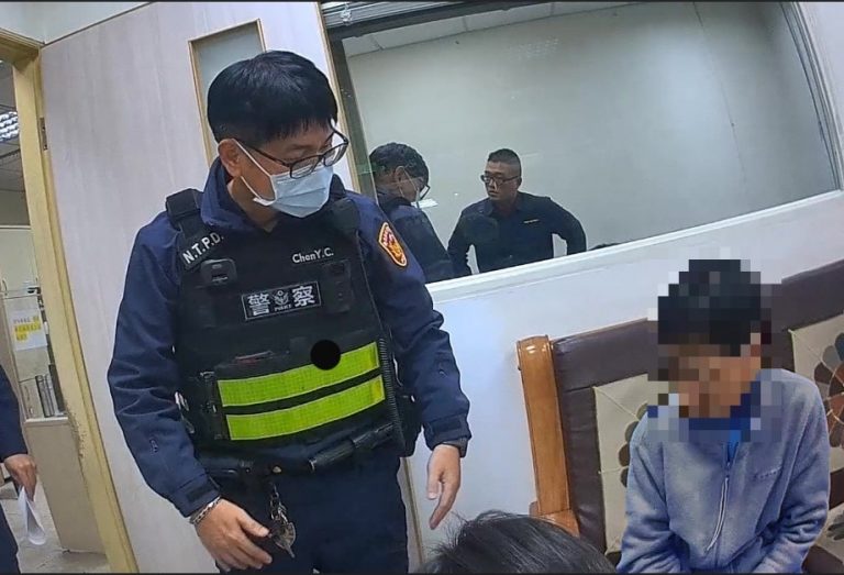 土城警細心開導欲尋短婦人。（記者徐煜勝翻攝）