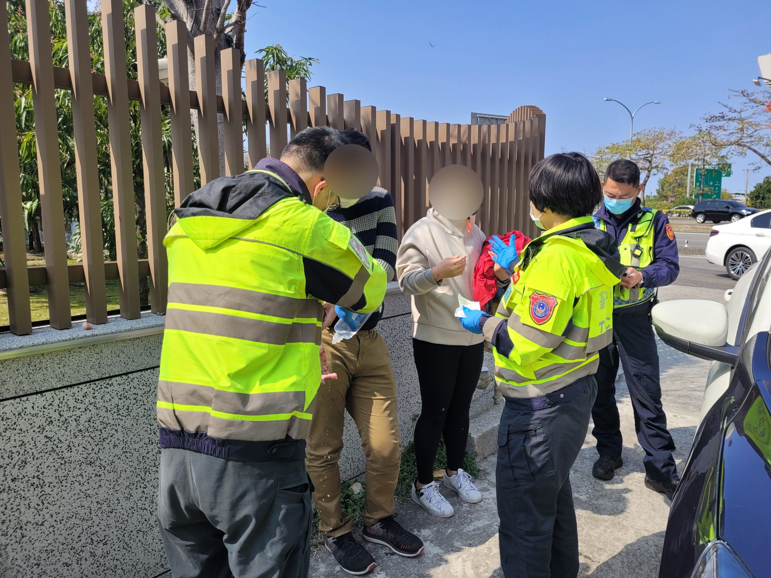 中市警交大二中隊日前協助騎乘機車發生事故雙雙掛彩的小情侶就醫。(圖/記者林㤈輝翻攝) 