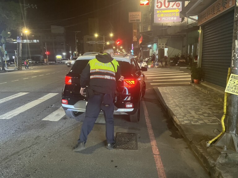 中和暖警協助拋錨駕駛推車。（記者徐煜勝翻攝）