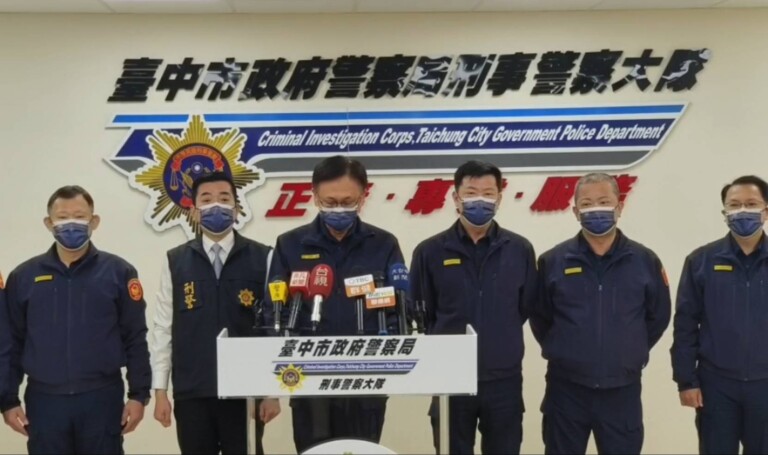 中市警局副局長鄧學鑫說明掃黑打詐緝毒專案逮13幫派、43詐團共368人等相關案情。 (圖/記者林㤈輝翻攝)