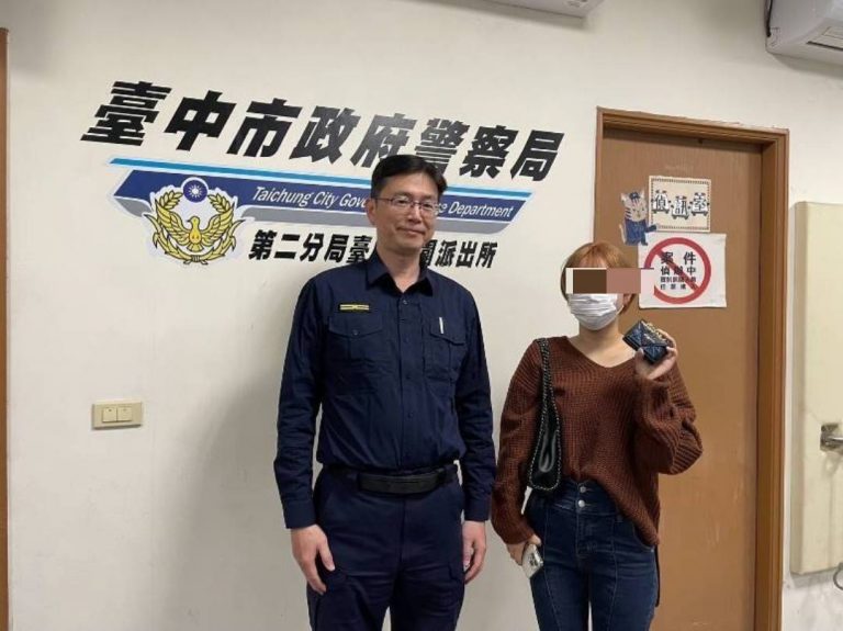 中市警二分局公園派出所日前協助日籍女子尋獲皮夾。(圖/記者謝榮浤翻攝)