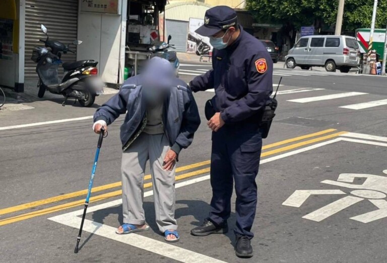 中市警烏日分局大肚分駐所日前協助失智迷路老翁返家。(圖/記者謝榮浤翻攝)