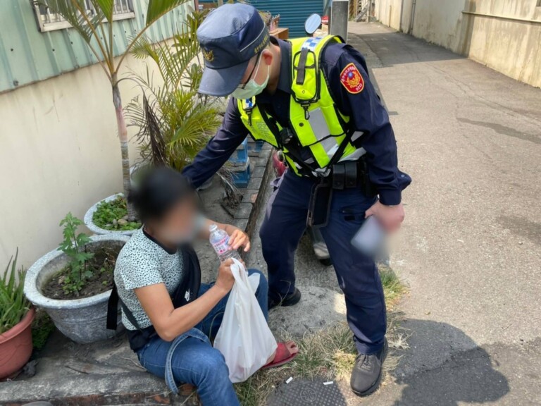 中市警烏日分局大肚分駐所日前協助身體不適外籍女子就醫。(圖/記者謝榮浤翻攝)