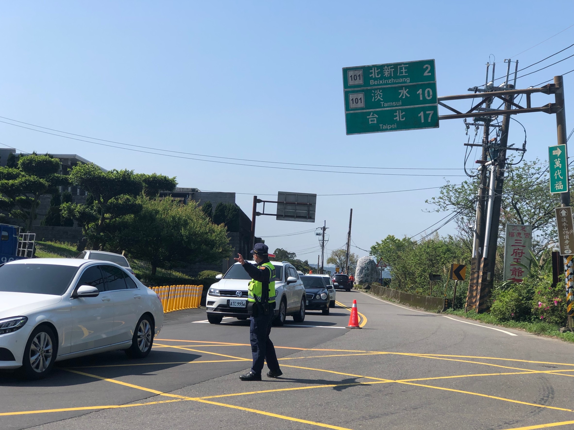 淡水警針對掃墓人潮超前部署疏導。（記者戴昱弘翻攝）