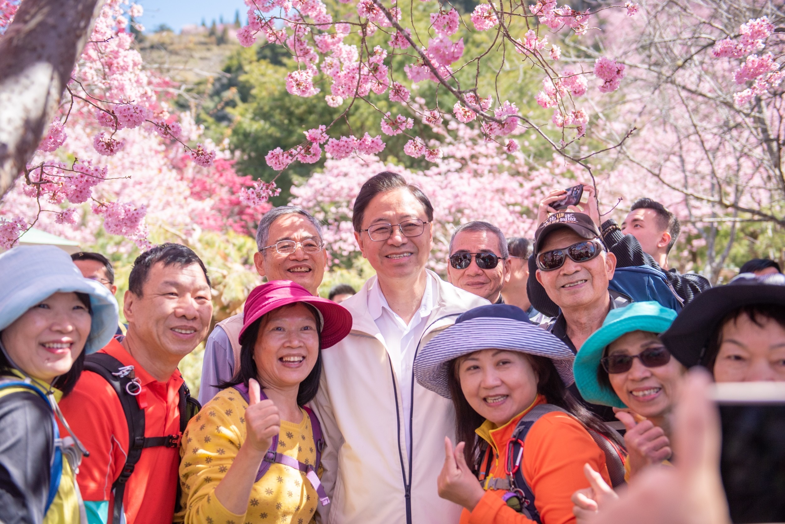 桃園市長張善政前往復興區視察，受到當地民眾熱烈歡迎。(桃園市政府提供)