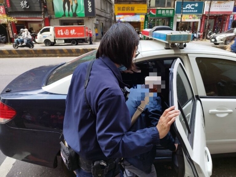 永和警協助老翁返家。（記者徐煜勝翻攝）