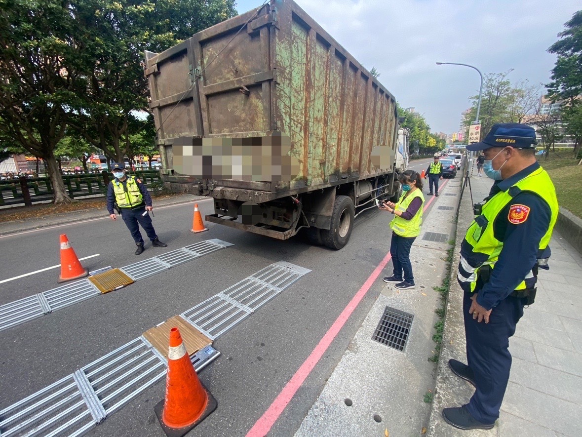 中和警祭出重型地磅攔查大車。（記者徐煜勝翻攝）