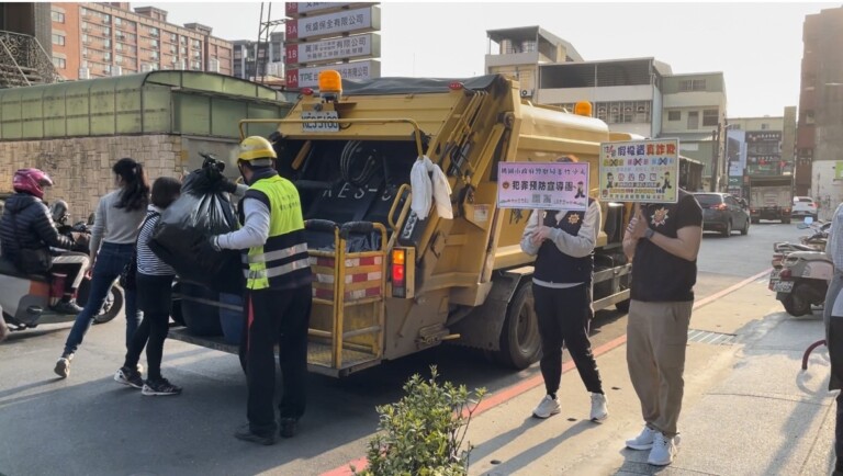 蘆竹分局於垃圾車清運時，播放反詐宣導錄音檔。（記者吳登國翻攝）