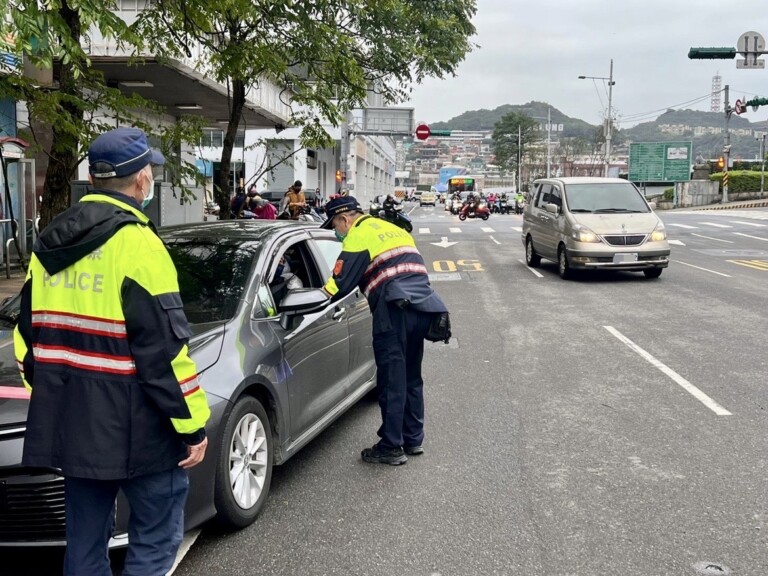 基隆市警熱心跟民眾提倡行人友善