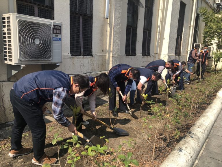 中市警一分局長吳燕山今(10)日 率領單位主管在分局旁民生路旁花圃辦理植樹活動。(圖/記者謝榮浤翻攝)