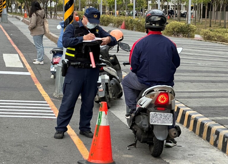 中市警豐原分局要求各單位於轄區重要路口加強稽查。(圖/記者謝榮浤翻攝)