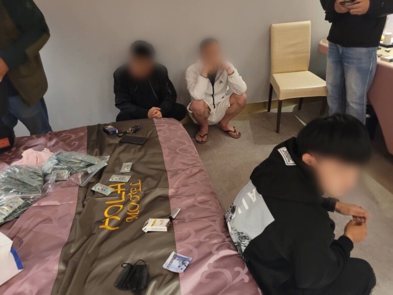 警在汽車旅館內逮捕販毒嫌犯並查扣毒品咖啡包。（記者林金聖翻攝）