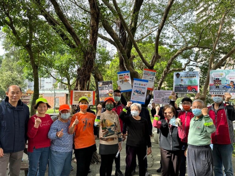 南港分局前往玉成公園針對高齡長者實施交通安全觀念宣導。(記者林艷林翻攝)