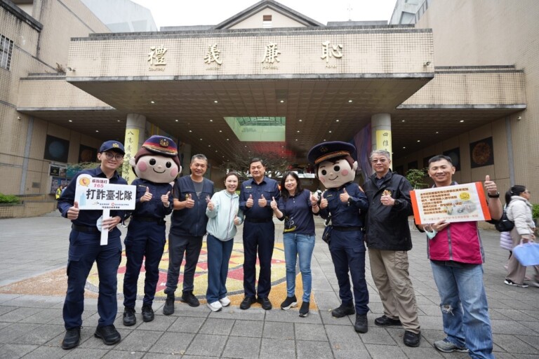 南港分局結合「南港國小校慶園遊會！」宣導『識詐』、『交通安全』、『婦幼安全』等觀念。(記者林艷林翻攝)