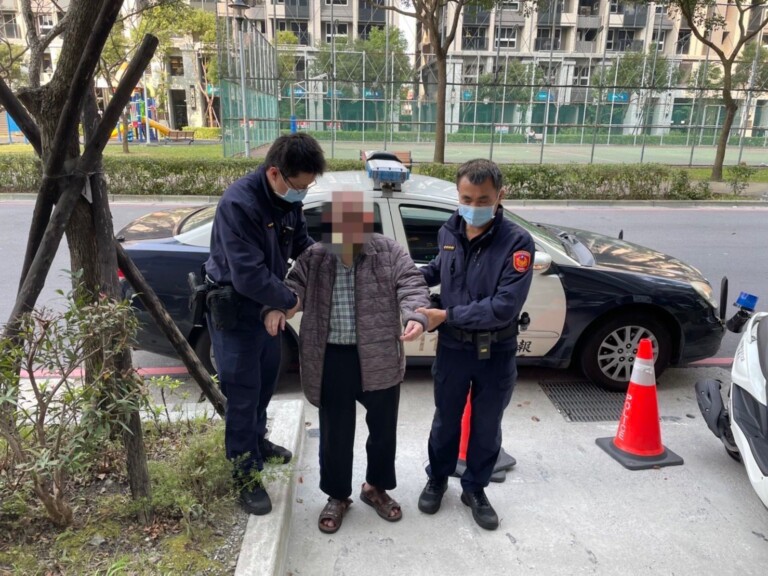 新莊員警先將老伯帶回派出所照顧。（記者戴昱弘翻攝）