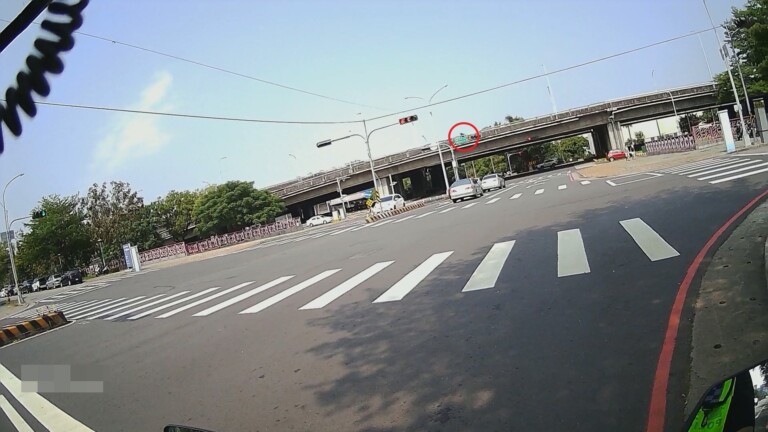 黎明派出所員警發現疑似有民眾騎車誤闖台74快速道路。(圖/記者謝榮浤翻攝)