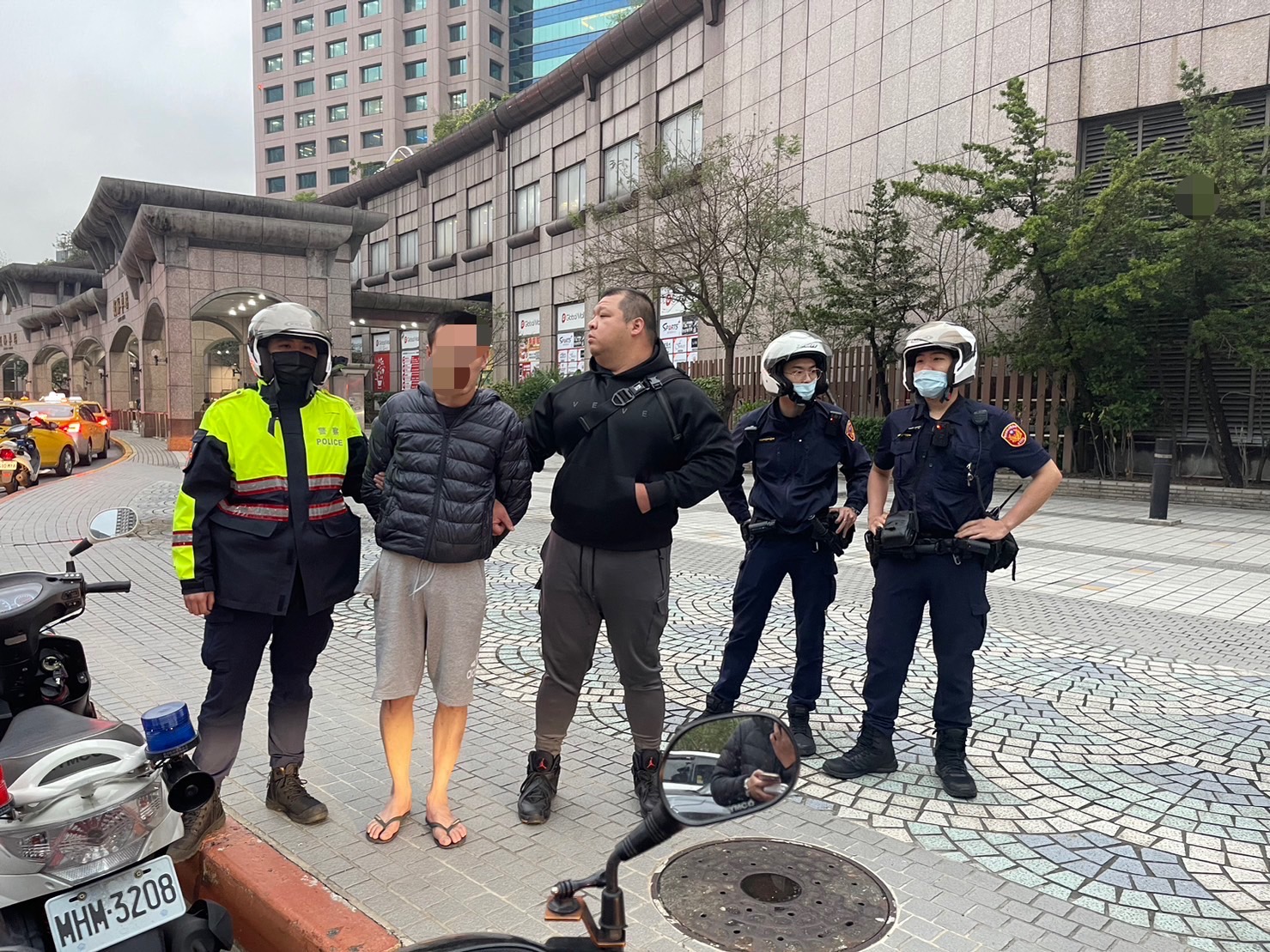 板橋警支援圍捕逃犯。（記者戴昱弘翻攝）