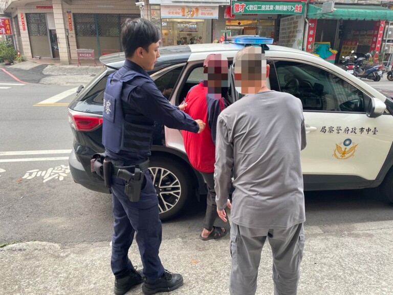 中市警豐原分局豐東派出所日前助迷航八旬失智老翁返家。(圖/記者謝榮浤翻攝)