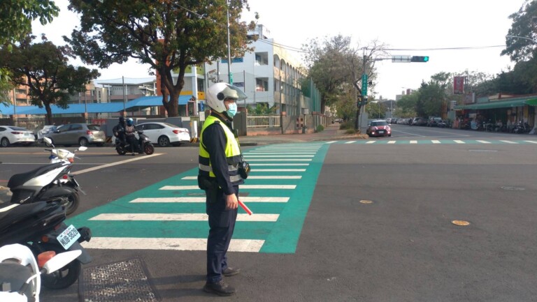 中市警實現行人正義榮耀努力不懈，強力翻轉行人地獄惡名，中市警交大隊長鍾承志更親自拍攝宣導影片懇切呼籲。(圖/記者林㤈輝翻攝)