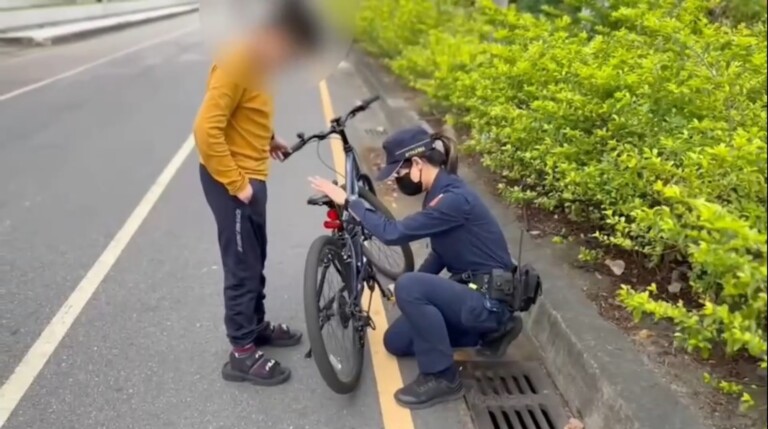 中市警二分局臺中公園派出所日前協助王姓男童修復腳踏車。(圖/記者謝榮浤翻攝)