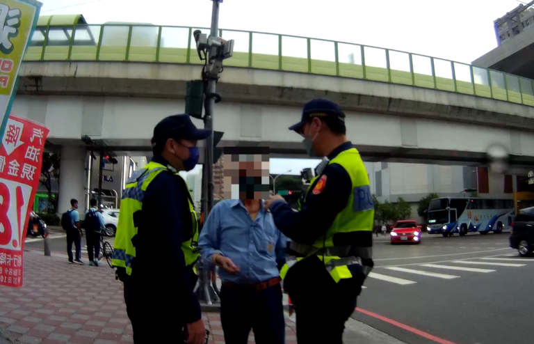 中市警五分局文昌派出所日前協助老翁尋獲愛車。(圖/記者謝榮浤翻攝)