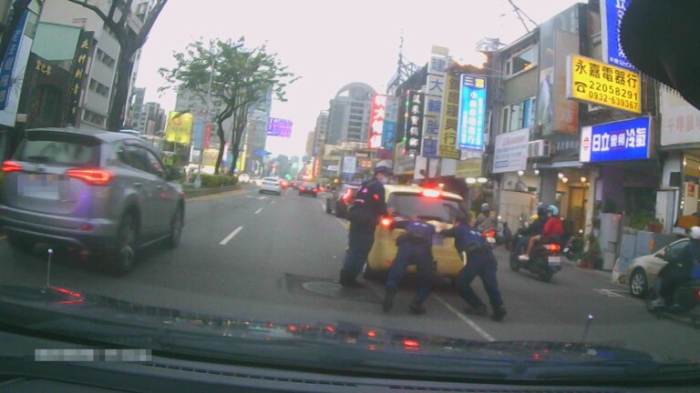 中市警二分局立人派出所巡佐王珏、警員戴伯仰、溫上鋒、張博雅等日前挽袖推車助車禍陷車陣婦人脫困。(圖/記者謝榮浤翻攝)