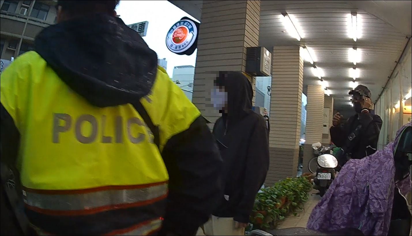 中市警五分局文昌派出所日前助民眾趕赴醫院見病危妻子。(圖/記者謝榮浤翻攝) 中市警五分局文昌派出所日前助民眾趕赴醫院見病危妻子。(圖/記者謝榮浤翻攝) 