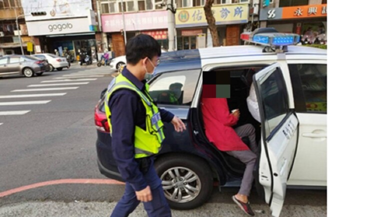 中市警五分局水湳派出所日前迷路失智婦返家。(圖/記者謝榮浤翻攝)