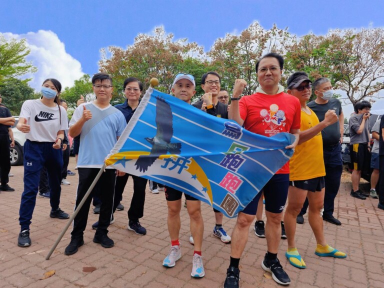 中市警烏日分局分局長尤啓南也一同參與跑步測驗，展現團結一面。(圖/記者林㤈輝翻攝)