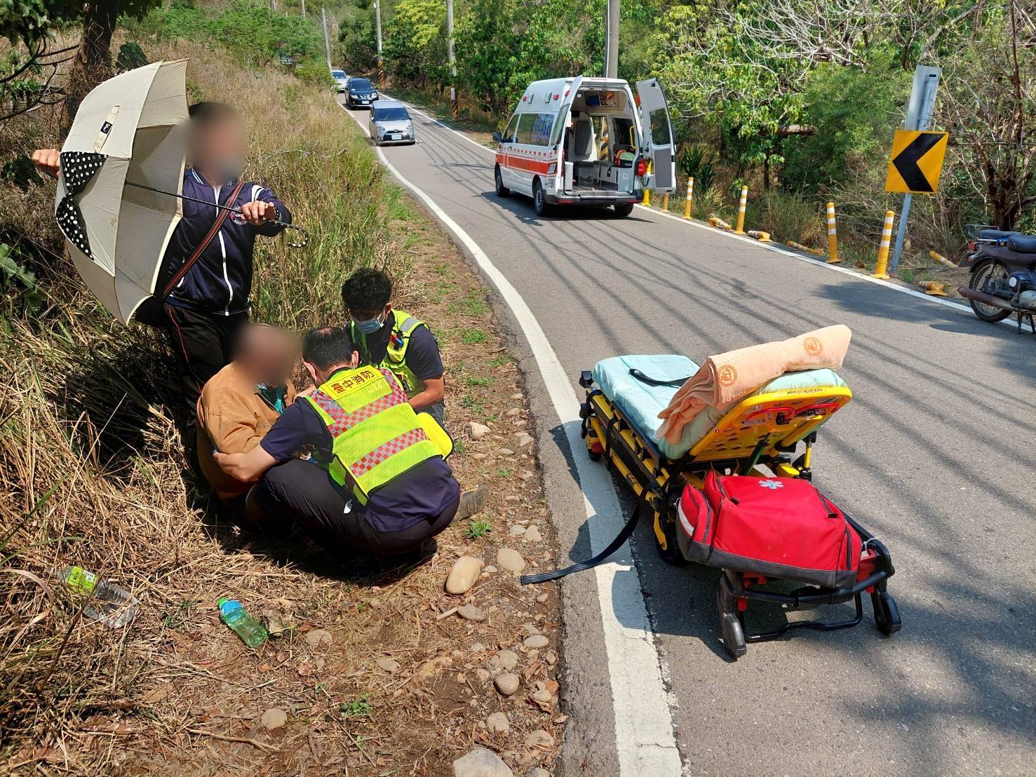 中市警烏日分局三和派出所日前協助疑因體力不佳頭暈跌進山路旁草叢老翁送醫。(圖/記者林㤈輝翻攝)