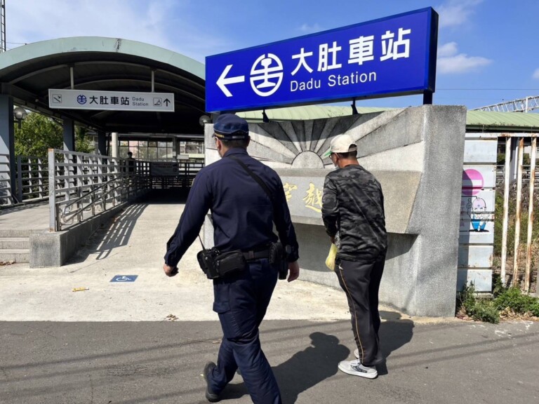 中市警烏日分局大肚分駐所長日前出資購車票助錢包遺失北漂男返鄉祭祖。(圖/記者謝榮浤翻攝)